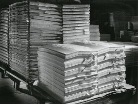 Papierstapel: Natronseidenpapier und Bibeldruckpapier (Schoeller & Hoesch)