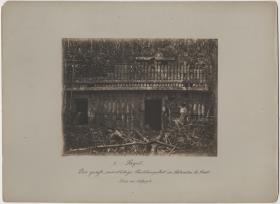 "Teilansicht des Palastes. (mit Expeditionsmitglied)"