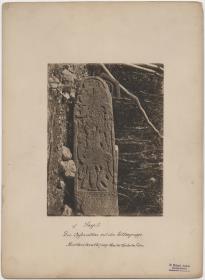 "Stele 4. Opferaltar mit Göttergruppe."