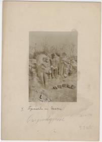 "Figurensäulen. Mit Expeditionsmitglied."