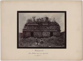 "Der Palast der zwei Gemächer. Südfassade." (Mit Expeditionsmitglied)