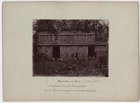 "Nordfassade des Säulchenpalastes an der Südseite der großen monumentalen Freifläche (terraplén)." (Mit Expeditionsmitglied)