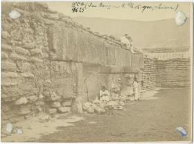 "Vermutlich Innenhof eines Tempelpalastes. (mit Expeditionsmitgliedern)"