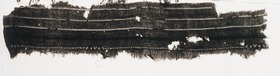 Fragment eines Tuches mit Streifen und Inschrift