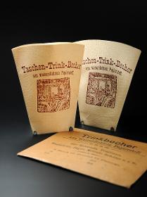 Taschen-Trink-Becher aus wasserdichtem Papierstoff.
