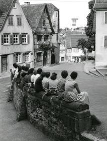 „Schlangesitzen“ vor Schiller Geburtshaus in Marbach (Niklastorstraße)
