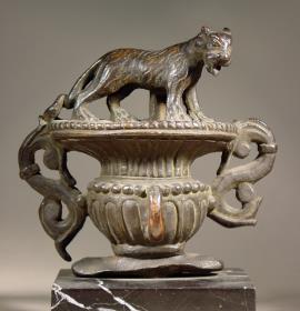 Aufsatz in Form eines nach rechts gewandten Tigers auf einem Krater