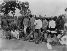 Gouverneur Köhler von Togo auf einer Rundreise. V.l.n.r.: Hptm. Freiherr von Seefried; Dr. Richter; Gouvereur Köhler; Obl. v. Chasso; Geh. Rat Dr. Kerstin