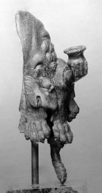 Linker Arm des Hercules oder Sucellus (?) mit Becher und Löwenfell (zur Anstückung an eine römische Statuette)