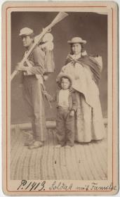 Peruanischer Soldat mit Frau und Kind