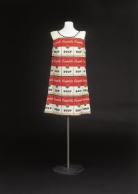 Minikleid aus Papiervlies, bedruckt mit Campbell's Soup Cans Motiv nach Andy Warhol. "Souper Dress"