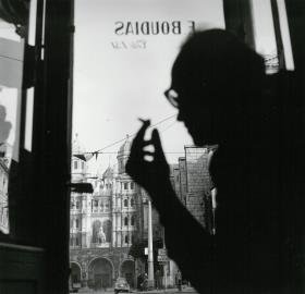 Blick aus dem Fenster auf eine Kirchenfassade