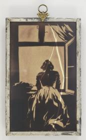 Mädchen zum Fenster hinausblickend