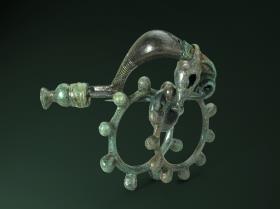 Sanguisugafibel mit Amulettanhängern