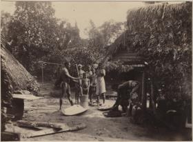 Menschen beim Cassave stampfen in Surinam (Maroons ?)