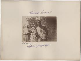 Menschen in Tracht in Paramaribo