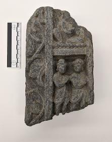Schmuckdekor eines Türrahmens (Fragment): Adoranten neben Blattranke