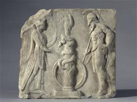 Archaistisches Relief mit Victoria und Krieger bei einem Standbild der Göttin Athena