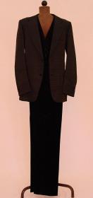 Schwarze Abendkombination aus einem Glencheckblazer zu Hose und Weste aus Samt