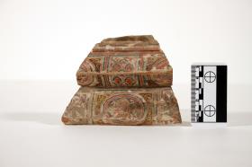 Fragment Statuette Vase mit Rankenwerk