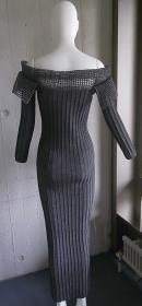 Graues Strickkleid mit angestrickten Ärmeln und Gitterkragen