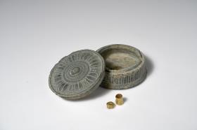 Buddhistisches Reliquiar, dosenförmig mit Lotosblattdekor und goldenem Miniaturreliquiar