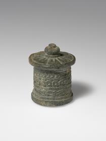 Buddhistisches Reliquiar in Form einer Pyxis mit diversem Dekor