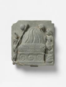 Die Verbrennung der sterblichen Überreste des Buddha (im Sarg)