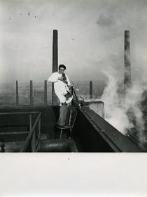 Ludwig Windstosser beim Fotografieren der Industrieanlagen Mannesmann