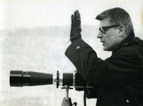Ludwig Windstosser beim Fotografieren im Seitenprofil