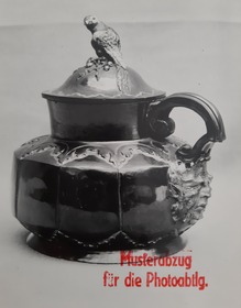 Kanne mit Papagei auf dem Deckel