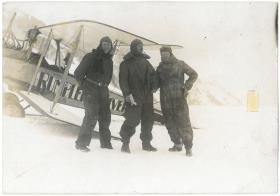 Unterhalb des Zugspitzengipfels: Pilot Franz Hailer, Willi Ruge (rechts) und Theo Rockenfeller (links)