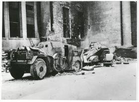 Panzerspähwagen im Hof der Neuen Reichskanzlei