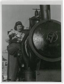 Elly Ruge beim Nachfüllen an der Lokomotive