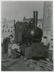 Elly Ruge beim Nachfüllen an der Lokomotive