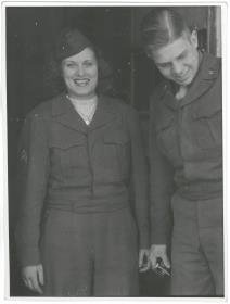 Elly Ruge in Flieger-Uniform