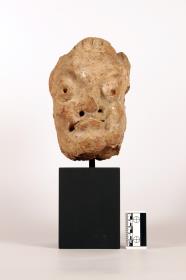 Dämonenkopf mit Hauern