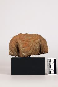 Fragment einer Figur in Mönchsrobe