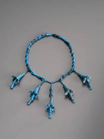 Kette mit Blütenanhängern