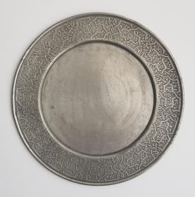 Flacher Teller mit Arabesken-Dekor
