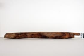 Eines von zwei runden langen Holzobjekten