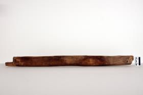 Eines von zwei runden langen Holzobjekten