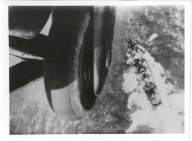 Luftaufnahme, Flugzeugreifen in der Luft über einem Schiff