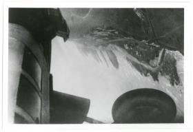Luftaufnahme, Flugzeugreifen in der Luft vor der Steilküste