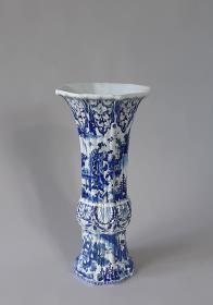 Gerippte Flötenvase mit figürlichen Chinoiserien