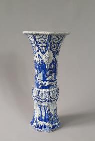 Gerippte Flötenvase mit figürlichen Chinoiserien
