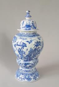 Deckelvase mit figürlichen Chinoiserien