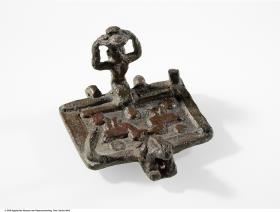 Opferplatte mit Opfernden und hockendem Frosch