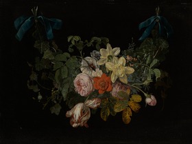 Blumengewinde an blauen Schleifen
