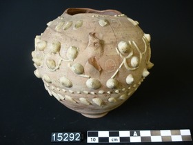 Topf mit aufgetropftem Dekor in "Barbotine"-Technik